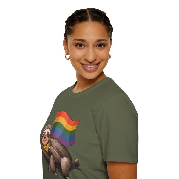 Tshirt Drapeau LGBT paresseux tenant un drapeau arc-en-ciel sur une branche design amusant pour soutien et sensibilisation LGBTQ+ t-shirt - Image 69