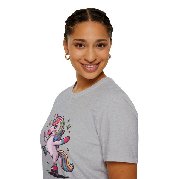 Tshirt LGBTQ+ licorne en skateboard sur fond noir design cool et coloré pour soutien à la fierté et diversité de la communauté LGBT+ t-shirt - Image 33