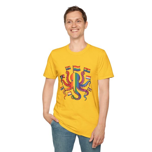 Tshirt Drapeau LGBT pieuvre tenant un drapeau arc-en-ciel et d'autres drapeaux design coloré et amusant pour célébrer LGBTQ+ shirt t-shirt - Image 55