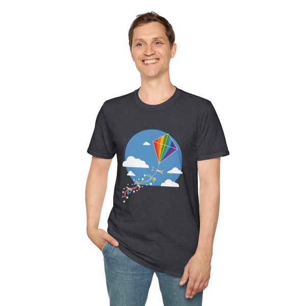 Tshirt LGBT+ cerf-volant avec queue arc-en-ciel volant dans le ciel design joyeux et coloré pour fierté LGBTQ+ shirt t-shirt - Image 7