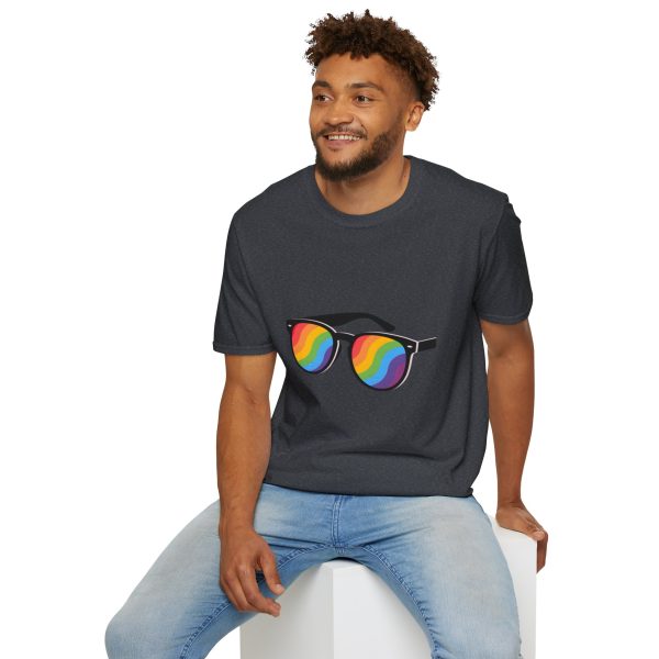 Tshirt LGBT+ lunettes de soleil arc-en-ciel sur fond noir design éclatant pour célébrer la fierté et diversité LGBTQ+ shirt t-shirt - Image 12