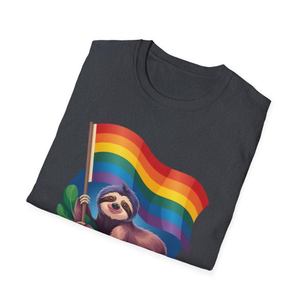 Tshirt Drapeau LGBT paresseux tenant un drapeau arc-en-ciel design amusant et mignon pour sensibilisation et inclusion LGBTQ+ shirt t-shirt - Image 4