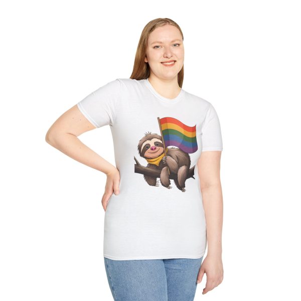 Tshirt Drapeau LGBT paresseux tenant un drapeau arc-en-ciel sur une branche design amusant pour soutien et sensibilisation LGBTQ+ t-shirt - Image 17