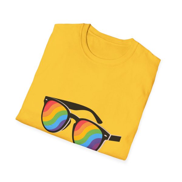 Tshirt LGBT+ lunettes de soleil arc-en-ciel sur fond noir design éclatant pour célébrer la fierté et diversité LGBTQ+ shirt t-shirt - Image 52