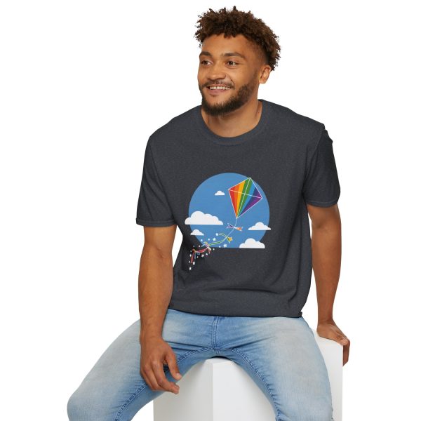 Tshirt LGBT+ cerf-volant avec queue arc-en-ciel volant dans le ciel design joyeux et coloré pour fierté LGBTQ+ shirt t-shirt - Image 12