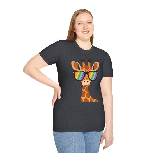 Tshirt LGBT+ girafe avec lunettes de soleil et rayure arc-en-ciel design humoristique et stylé pour fierté et soutien LGBTQ+ shirt t-shirt - Image 5