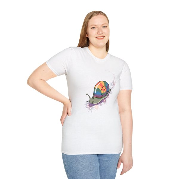 Tshirt LGBT+ escargot avec coquille colorée sur son dos design original et mignon pour célébrer la diversité et fierté LGBTQ+ shirt t-shirt - Image 17