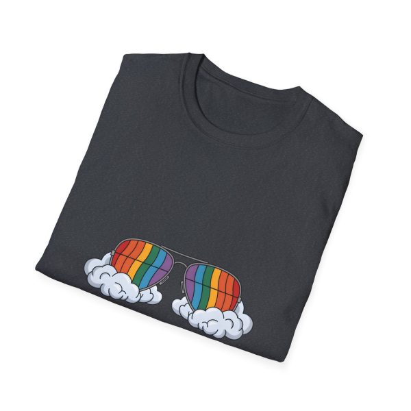 Tshirt LGBTQ+ lunettes de soleil arc-en-ciel avec nuages sur fond noir design stylé et éclatant pour célébrer la diversité LGBTQ+ t-shirt - Image 4