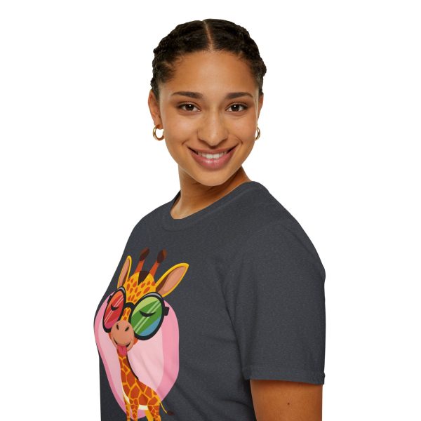 Tshirt LGBT+ girafe avec lunettes et coeur illustration colorée et amusante pour sensibilisation et soutien LGBTQ+ shirt t-shirt - Image 9