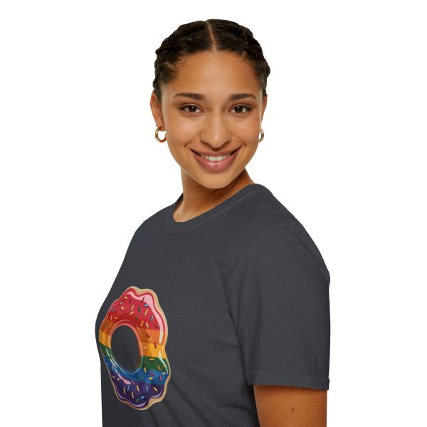 Tshirt Drapeau LGBT donut arc-en-ciel avec paillettes sur fond noir design coloré et amusant pour célébrer la diversité LGBTQ+ shirt t-shirt - Image 9