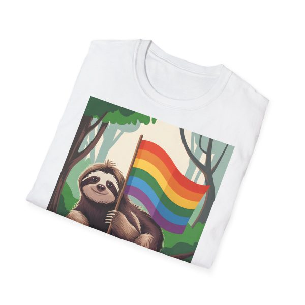 Tshirt Drapeau LGBT paresseux assis sur un arbre tenant un drapeau arc-en-ciel design décontracté et coloré pour fierté LGBTQ+ shirt t-shirt - Image 16