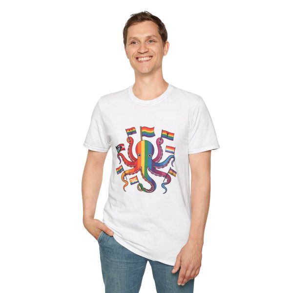 Tshirt Drapeau LGBT pieuvre tenant un drapeau arc-en-ciel et d'autres drapeaux design coloré et amusant pour célébrer LGBTQ+ shirt t-shirt - Image 19