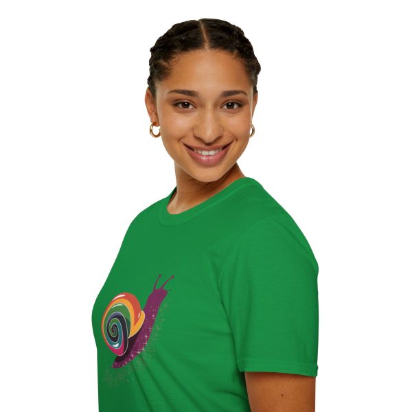 Tshirt Drapeau LGBT escargot assis sur un flocon de neige design mignon et coloré pour sensibilisation à la diversité LGBTQ+ shirt t-shirt - Image 93