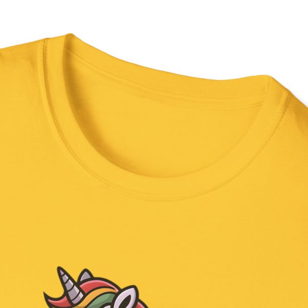 Tshirt Drapeau LGBT licorne sur un skateboard sur fond noir design amusant et coloré pour célébrer la diversité et la fierté LGBTQ+ t-shirt - Image 51