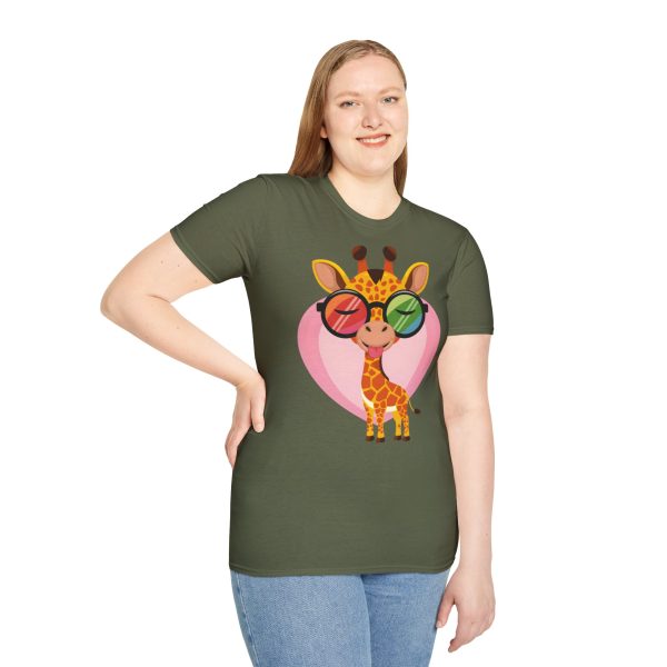 Tshirt LGBT+ girafe avec lunettes et coeur illustration colorée et amusante pour sensibilisation et soutien LGBTQ+ shirt t-shirt - Image 65