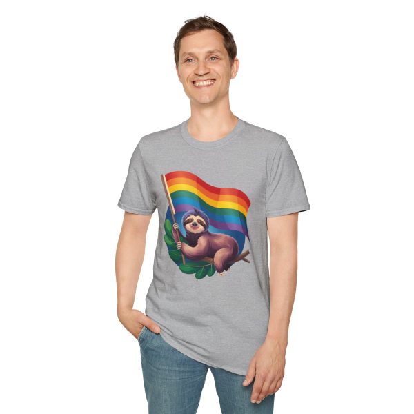 Tshirt Drapeau LGBT paresseux tenant un drapeau arc-en-ciel design amusant et mignon pour sensibilisation et inclusion LGBTQ+ shirt t-shirt - Image 31