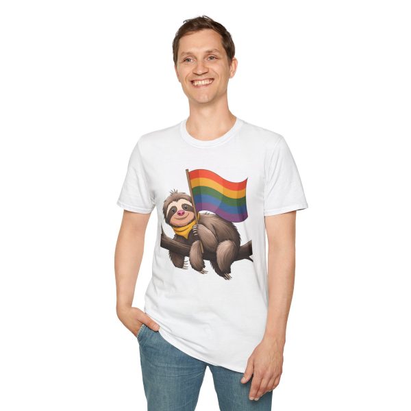 Tshirt Drapeau LGBT paresseux tenant un drapeau arc-en-ciel sur une branche design amusant pour soutien et sensibilisation LGBTQ+ t-shirt - Image 19