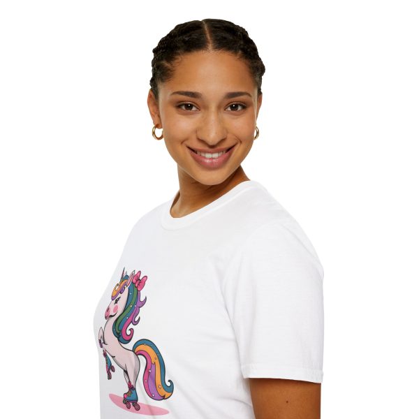 Tshirt Drapeau LGBT licorne sur un skateboard sur fond noir design vibrant et stylé pour sensibilisation à la diversité LGBTQ+ shirt t-shirt - Image 21