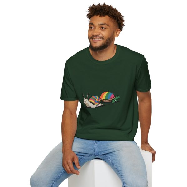 Tshirt LGBT+ deux escargots assis l'un à côté de l'autre design mignon et coloré pour célébrer l'amour et la diversité LGBTQ+ shirt t-shirt - Image 84