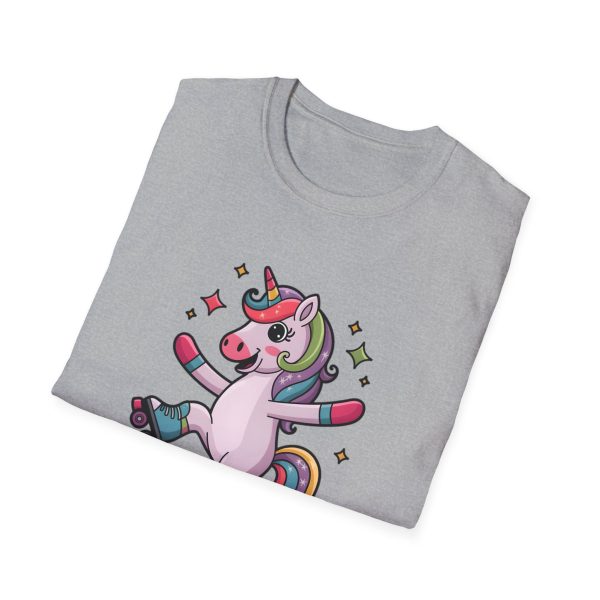 Tshirt LGBTQ+ licorne en skateboard sur fond noir design cool et coloré pour soutien à la fierté et diversité de la communauté LGBT+ t-shirt - Image 28