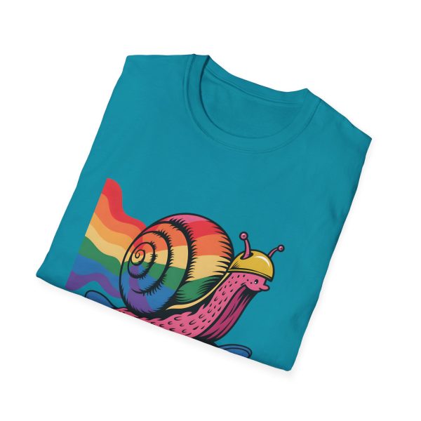 Tshirt LGBTQ+ escargot en skateboard avec fond arc-en-ciel design ludique et vibrant pour célébrer la fierté et inclusion LGBTQ+ t-shirt - Image 100