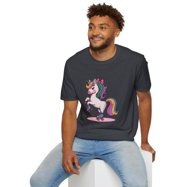 Tshirt Drapeau LGBT licorne sur un skateboard sur fond noir design vibrant et stylé pour sensibilisation à la diversité LGBTQ+ shirt t-shirt - Image 12