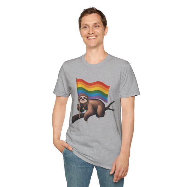 Tshirt Drapeau LGBT paresseux tenant un drapeau arc-en-ciel sur une branche design amusant et coloré pour sensibilisation LGBTQ+ t-shirt - Image 31