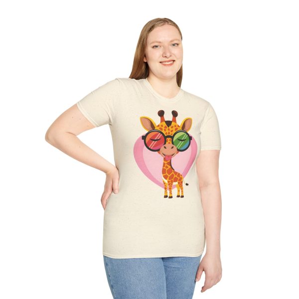 Tshirt LGBT+ girafe avec lunettes et coeur illustration colorée et amusante pour sensibilisation et soutien LGBTQ+ shirt t-shirt - Image 41