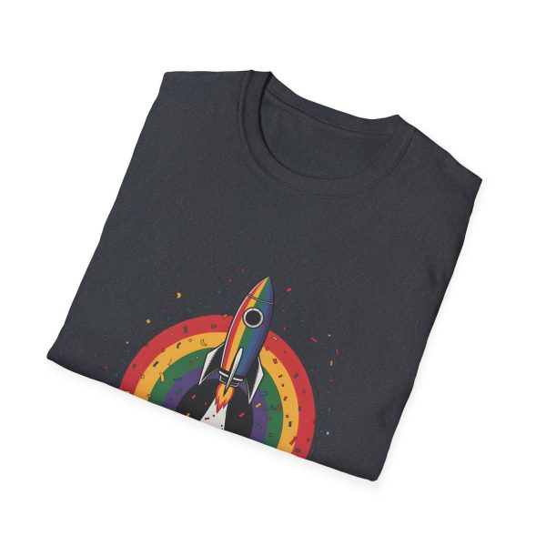 Tshirt LGBT+ fusée avec arc-en-ciel en arrière-plan design futuriste et coloré pour fierté et soutien à la communauté LGBTQ+ shirt t-shirt - Image 4