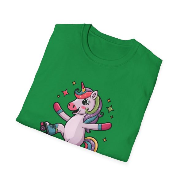 Tshirt LGBTQ+ licorne en skateboard sur fond noir design cool et coloré pour soutien à la fierté et diversité de la communauté LGBT+ t-shirt - Image 88