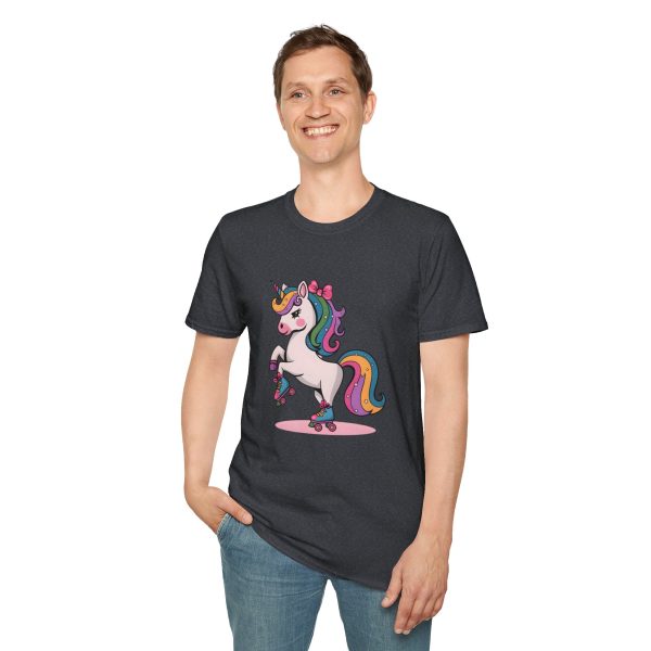 Tshirt Drapeau LGBT licorne sur un skateboard sur fond noir design vibrant et stylé pour sensibilisation à la diversité LGBTQ+ shirt t-shirt - Image 7