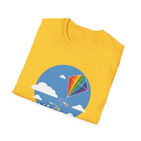 Tshirt LGBT+ cerf-volant avec queue arc-en-ciel volant dans le ciel design joyeux et coloré pour fierté LGBTQ+ shirt t-shirt - Image 52