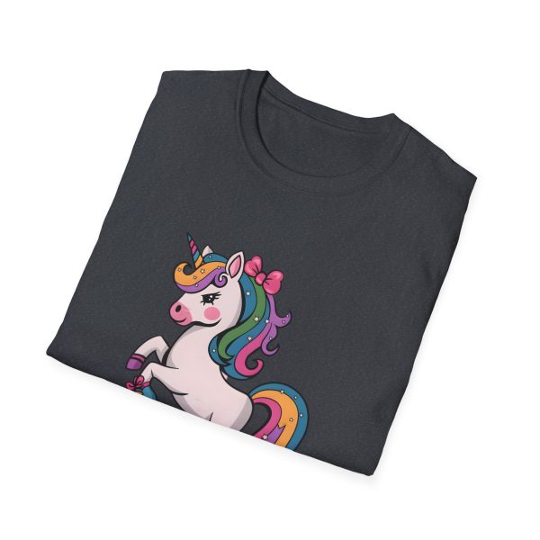 Tshirt Drapeau LGBT licorne sur un skateboard sur fond noir design vibrant et stylé pour sensibilisation à la diversité LGBTQ+ shirt t-shirt - Image 4