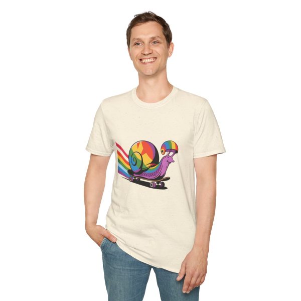 Tshirt LGBT+ escargot sur un skateboard avec roue arc-en-ciel design amusant et coloré pour célébrer la fierté LGBTQ+ shirt t-shirt - Image 43