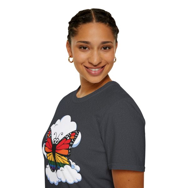 Tshirt Drapeau LGBT papillon assis sur un nuage dans le ciel design poétique et coloré pour sensibilisation et fierté LGBTQ+ shirt t-shirt - Image 9