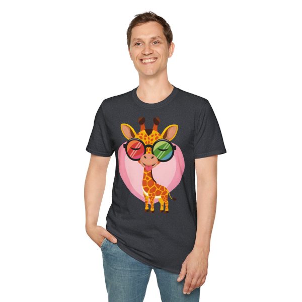 Tshirt LGBT+ girafe avec lunettes et coeur illustration colorée et amusante pour sensibilisation et soutien LGBTQ+ shirt t-shirt - Image 7