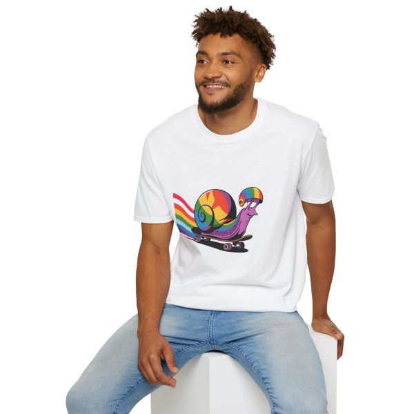 Tshirt LGBT+ escargot sur un skateboard avec roue arc-en-ciel design amusant et coloré pour célébrer la fierté LGBTQ+ shirt t-shirt - Image 24