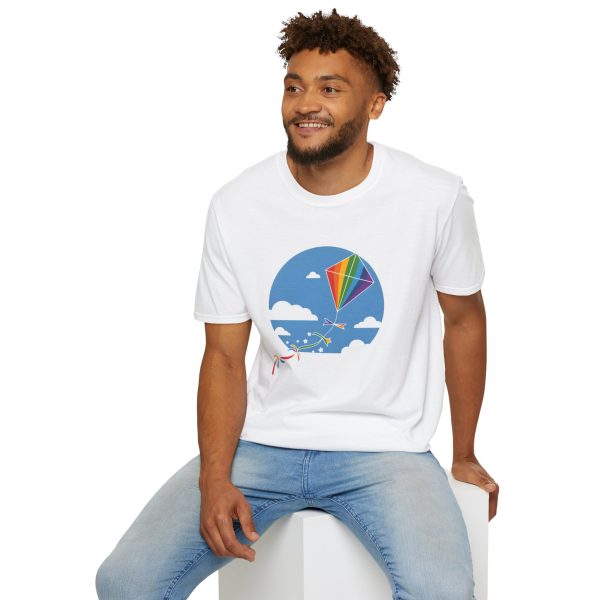 Tshirt LGBT+ cerf-volant avec queue arc-en-ciel volant dans le ciel design joyeux et coloré pour fierté LGBTQ+ shirt t-shirt - Image 24