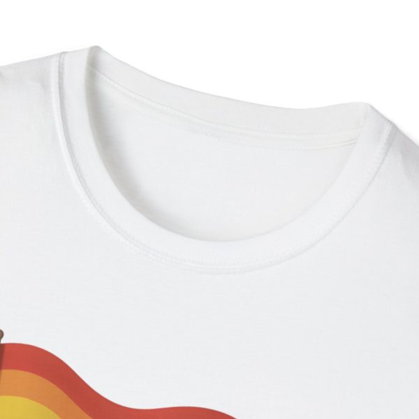 Tshirt Drapeau LGBT paresseux tenant un drapeau arc-en-ciel sur une branche design amusant et coloré pour sensibilisation LGBTQ+ t-shirt - Image 15