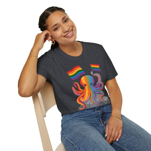 Tshirt LGBTQ+ pieuvre tenant un drapeau arc-en-ciel sur un rocher design vibrant et stylé pour sensibilisation et inclusion LGBTQ+ t-shirt - Image 10