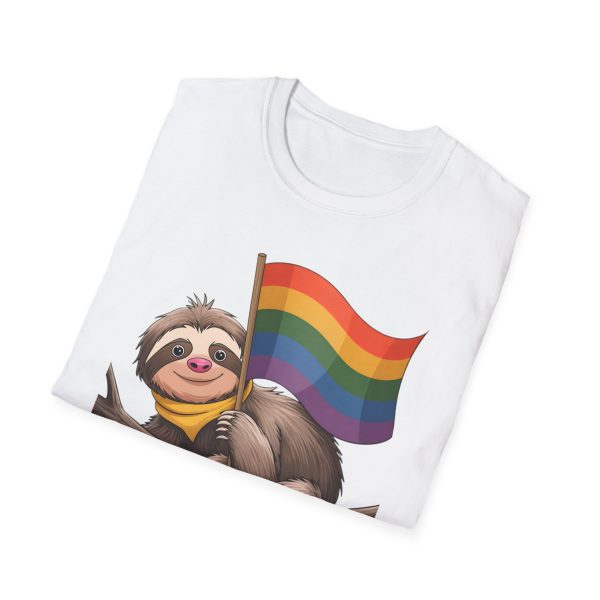 Tshirt Drapeau LGBT paresseux tenant un drapeau arc-en-ciel sur une branche design amusant pour soutien et sensibilisation LGBTQ+ t-shirt - Image 16