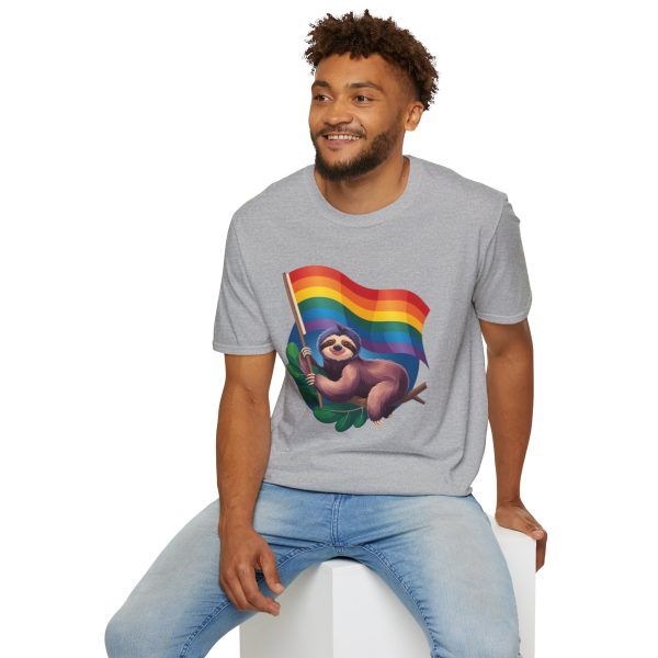 Tshirt Drapeau LGBT paresseux tenant un drapeau arc-en-ciel design amusant et mignon pour sensibilisation et inclusion LGBTQ+ shirt t-shirt - Image 36