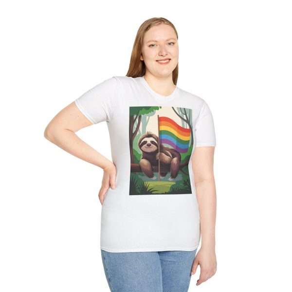 Tshirt Drapeau LGBT paresseux assis sur un arbre tenant un drapeau arc-en-ciel design décontracté et coloré pour fierté LGBTQ+ shirt t-shirt - Image 17