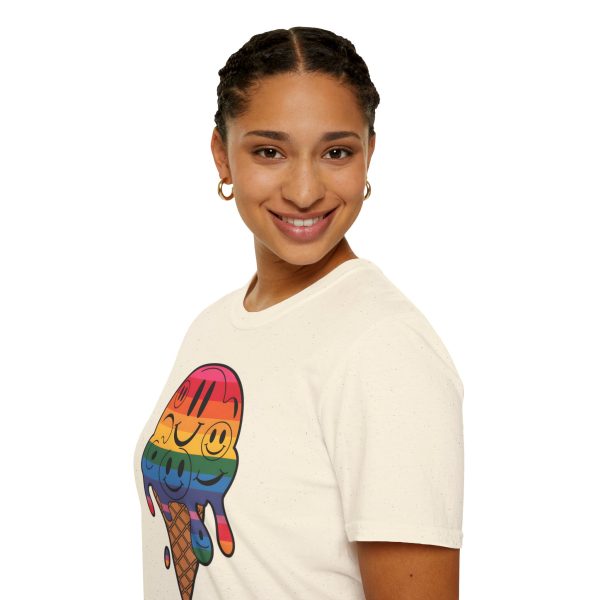 Tshirt LGBT+ cônes de glace avec visages souriants design amusant et mignon pour sensibilisation à la diversité et inclusion LGBTQ+ t-shirt - Image 45