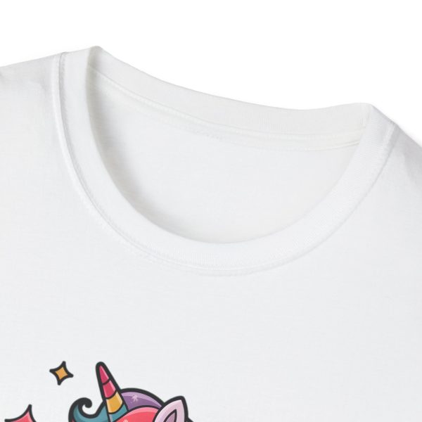 Tshirt LGBTQ+ licorne en skateboard sur fond noir design cool et coloré pour soutien à la fierté et diversité de la communauté LGBT+ t-shirt - Image 15