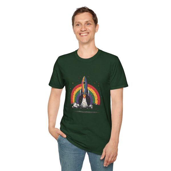 Tshirt LGBT+ fusée avec arc-en-ciel en arrière-plan design futuriste et coloré pour fierté et soutien à la communauté LGBTQ+ shirt t-shirt - Image 79