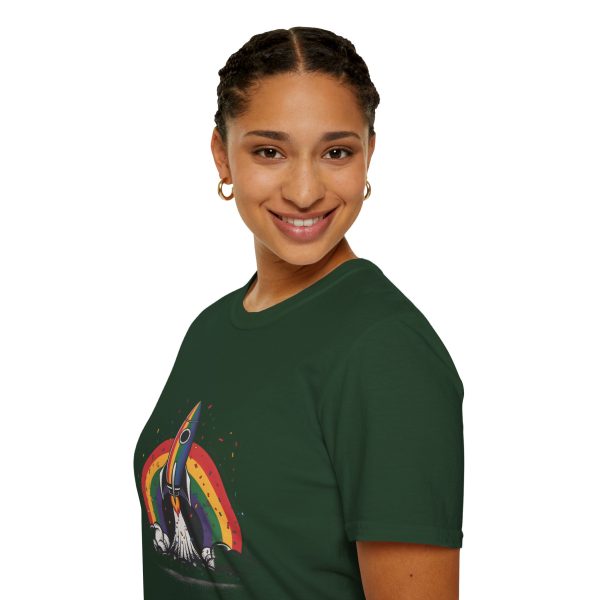 Tshirt LGBT+ fusée avec arc-en-ciel en arrière-plan design futuriste et coloré pour fierté et soutien à la communauté LGBTQ+ shirt t-shirt - Image 81