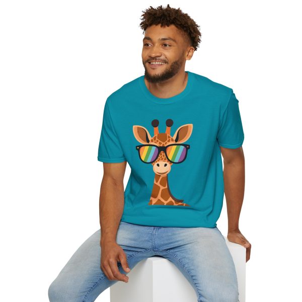 Tshirt LGBT+ girafe avec lunettes de soleil et rayure arc-en-ciel design humoristique et stylé pour fierté et soutien LGBTQ+ shirt t-shirt - Image 108