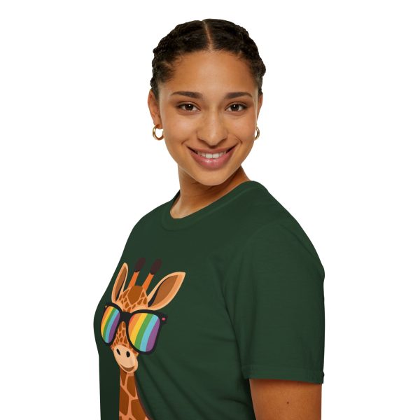 Tshirt LGBT+ girafe avec lunettes de soleil et rayure arc-en-ciel design humoristique et stylé pour fierté et soutien LGBTQ+ shirt t-shirt - Image 81