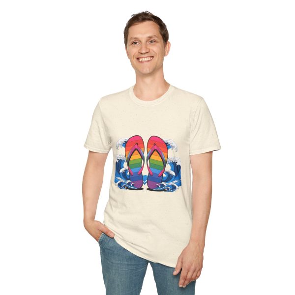 Tshirt LGBT+ tongs flottant dans l'eau design coloré et décontracté pour célébrer la fierté LGBTQ+ et l'amour universel shirt t-shirt - Image 43